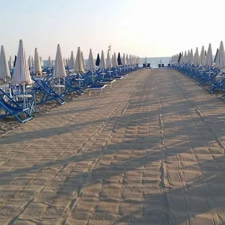 Hugo Holiday Beach Viareggio